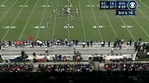 [Highlight] Dante Hall pulls off one of the greatest jukes of all time, and scampers for a touchdown.