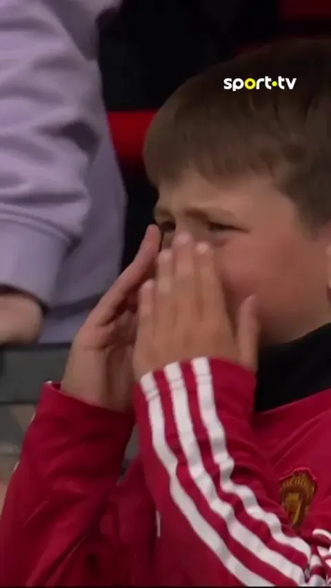A young Man United fan's reaction before and after the comeback.