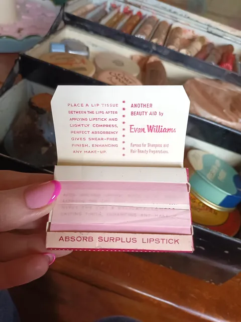 I bought a theatre make-up set from the late 1950/1960. I thought you guys would appreciate it as much as I do 🥰