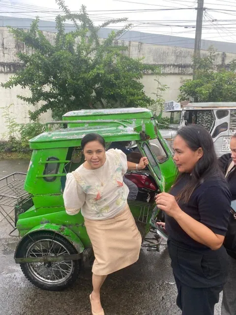 People say the photos of Leni riding public transportation are staged. If someone actually uses public transport once in a while, photos of it will naturally exist.