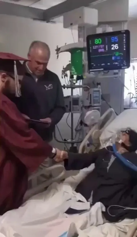 Principal goes out of his way to give a student's mom her dying wish to see her son graduate 🫶