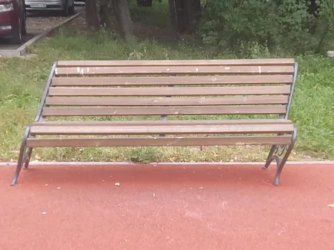 4 benches for parents on the playground, and all are like this. I'm scared to try them.