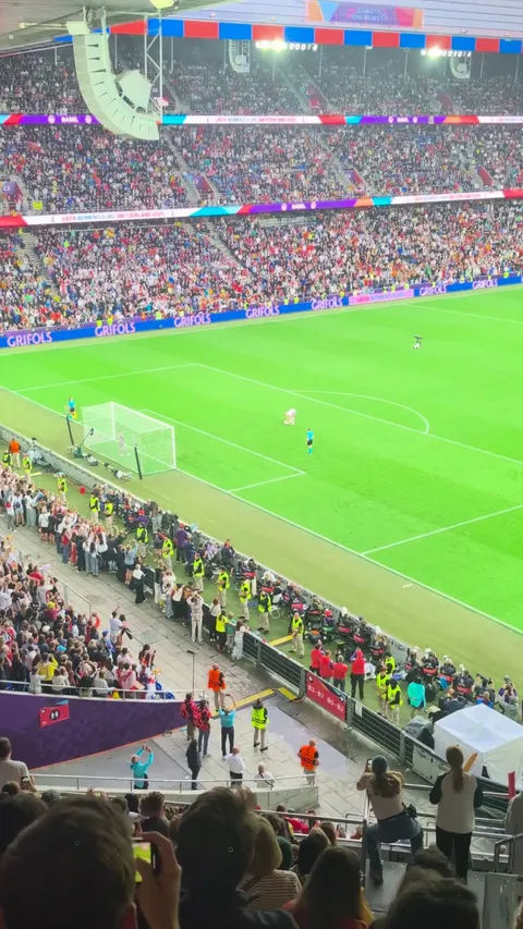 Chloe Kelly Euros winning PK - Stadium Reaction