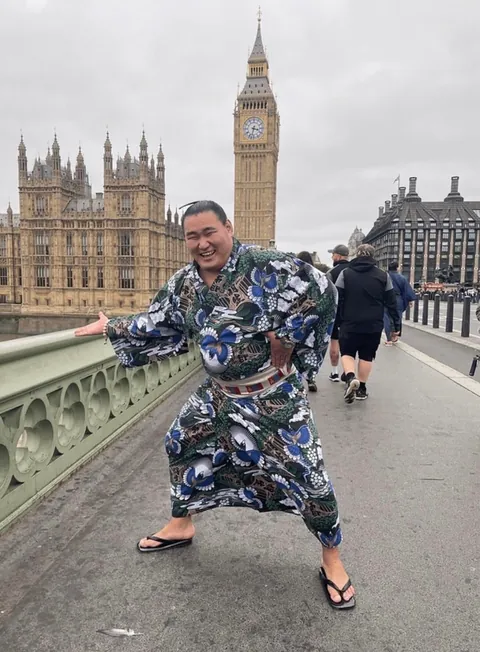 Japans top Sumo Wrestler went to London for a tournament, look at the tourist photos they took
