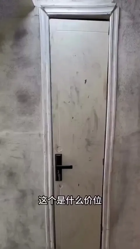 In China, 40 cm-wide “mini-end” units are rented for just one dollar, offering only a tiny bed, a power outlet, and a wall-mounted TV.