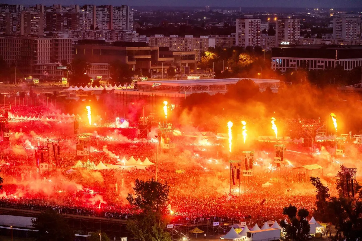 Record-breaking crowd of 504,000 attends Thompson concert in Zagreb, Croatia.