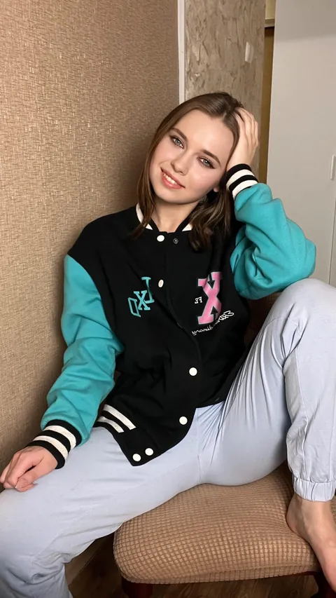 Swipe to see my juicy tits