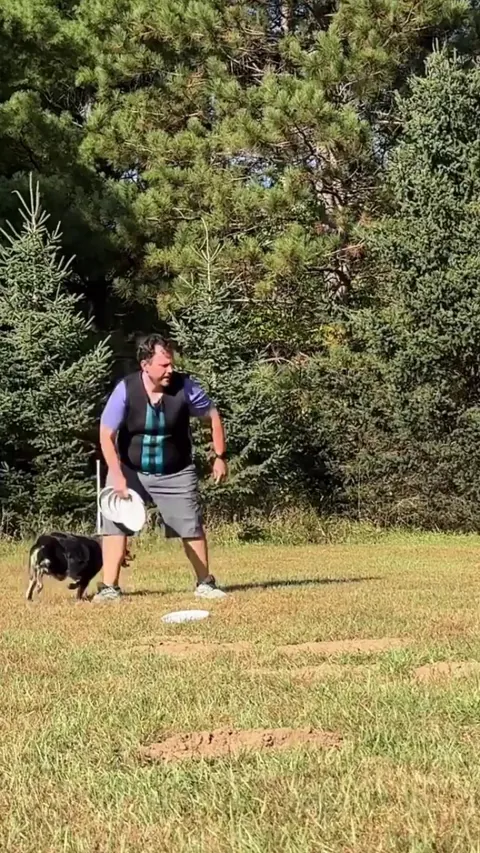 The way this doggo plays frisbee is pro level