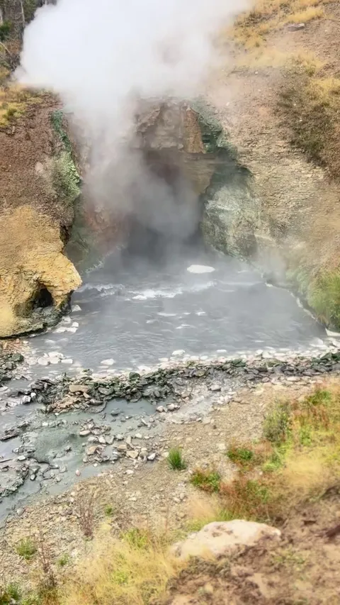 🔥The Dragon’s Mouth at Yellowstone. Sound up.
