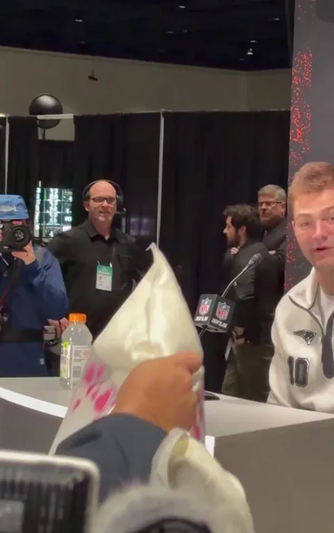 [Highlight] Drake signs a pillow of himself 😂