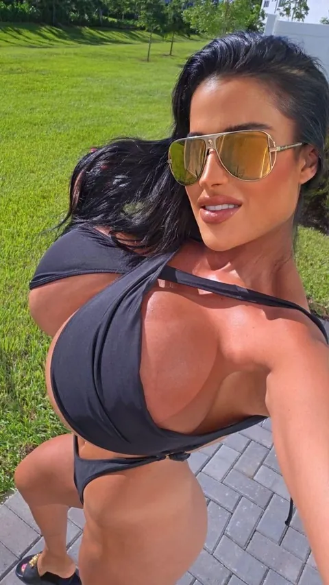 Her beauty is unreal. Such a hottie!