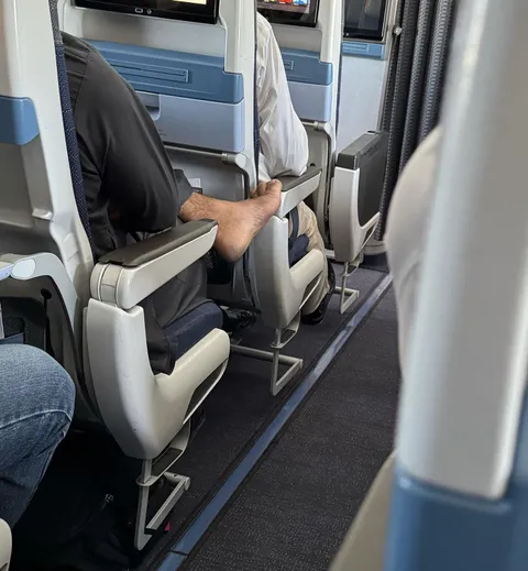 No toes on the armrests pls