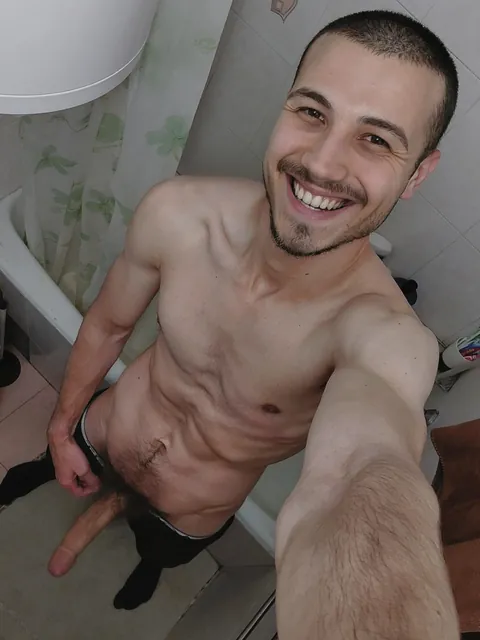 Ukrainian dick of a guy living in Kyiv 🇺🇦 As long as there is electricity in the evening, I took these photos!