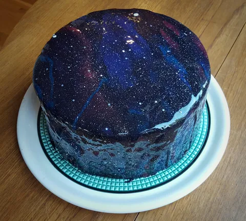 [Homemade] galaxy mirror cake (with rainbow frosting between the layers)