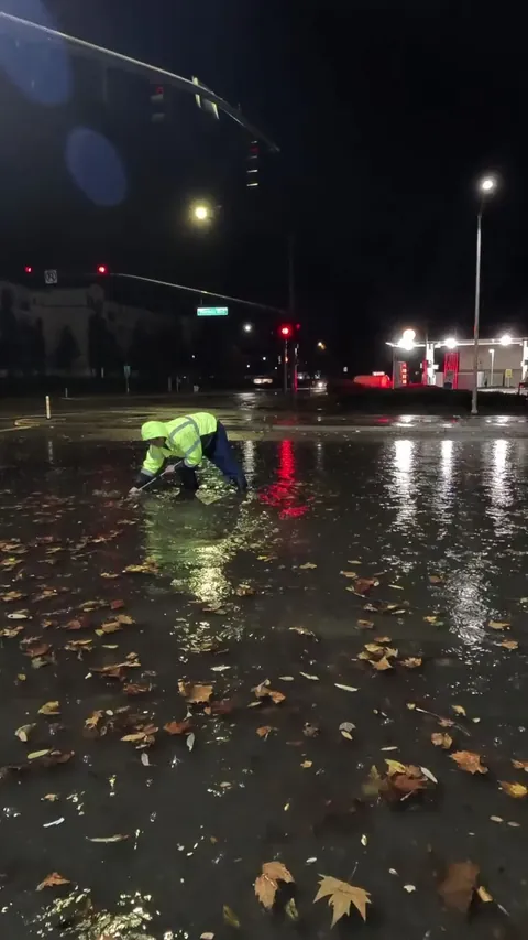 I unclogged a storm drain at a flooded intersection. Later, a gas station employee saw me and came to help me move the leaves that I removed from the drain.