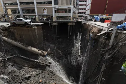 Massive sinkhole in Bangkok