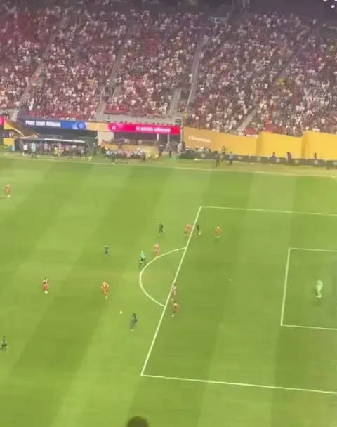 Hakimi's great assist from the stands