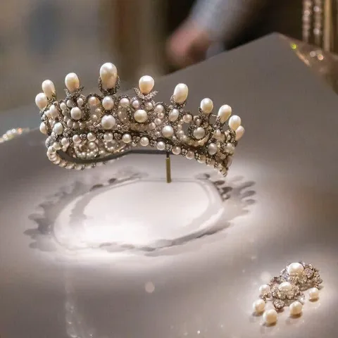 $102M in jewels stolen from Louvre museum