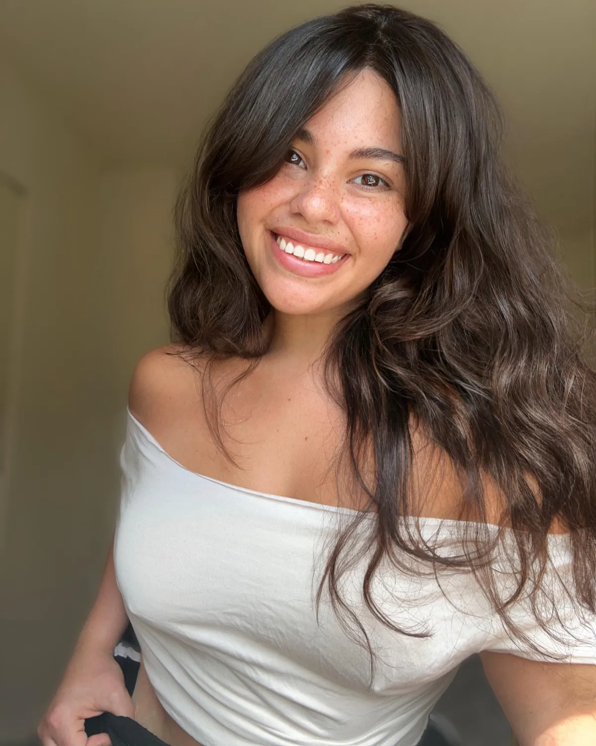 Pokies in a white tshirt and nooo makeup 