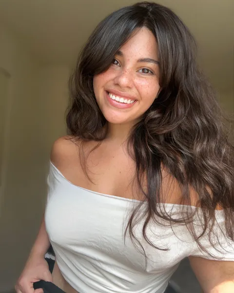 Pokies in a white tshirt and nooo makeup 