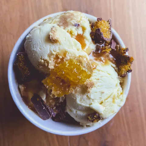 [homemade] Bee’s Knees ice cream- honey graham flavored ice cream with a bit o’ honey swirl, honeycomb candy, graham crumble, and salted honeycomb.