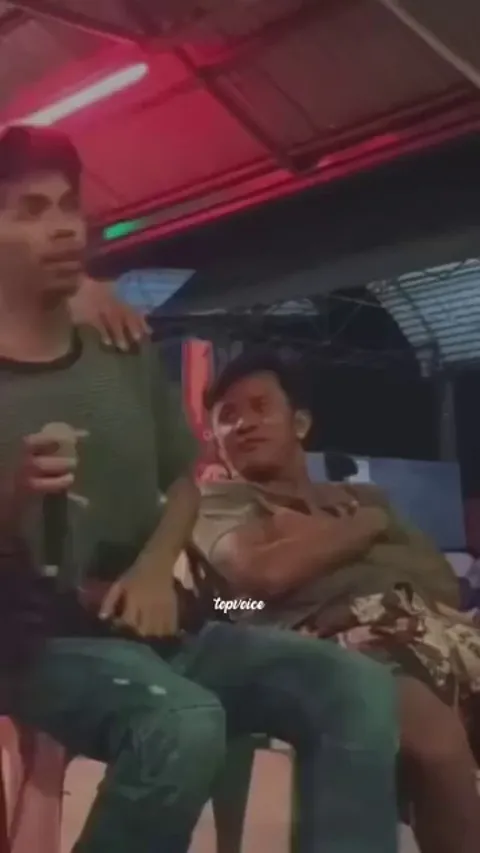 Just a regular karaoke session for this guy