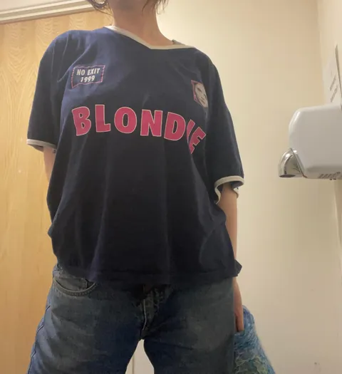 At it again…  taking my clothes off for you guys when I should be working! My boss called me in to see him after this and I was so stressed not gunna lie.. 🤭(f)