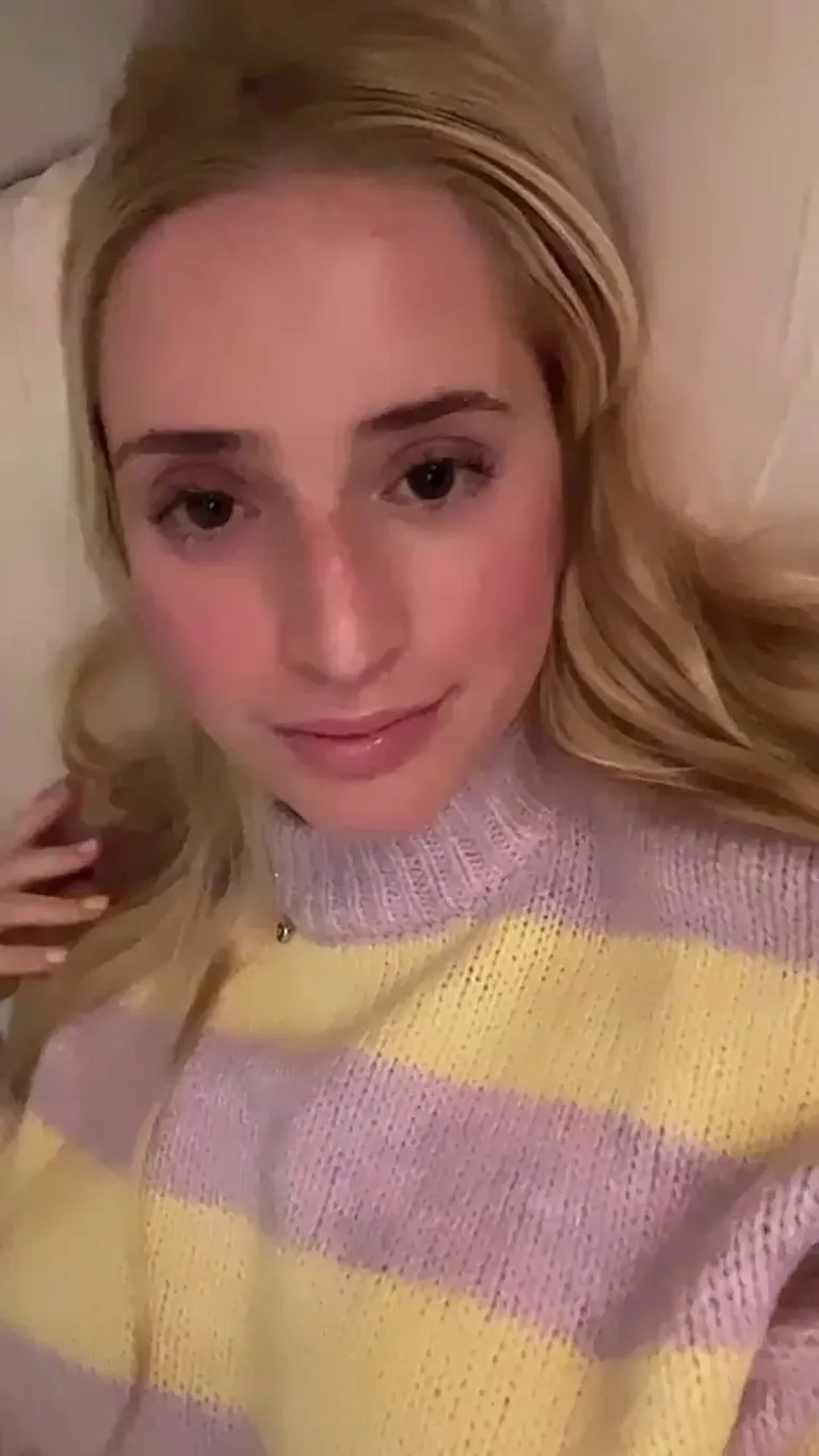 [GIF] Tits that spread out nicely when lying down are the best kind of tits