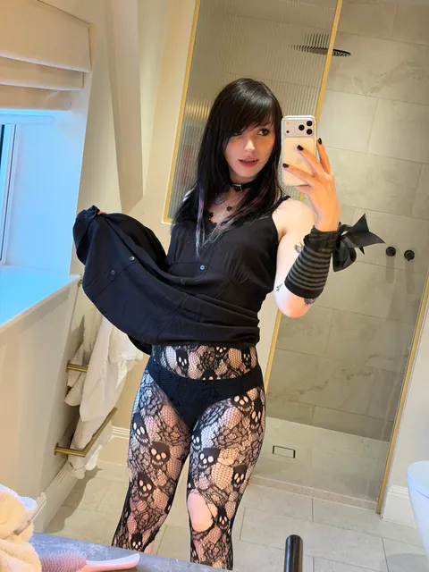 Alt baddie and her true form ✌🏻🖤
