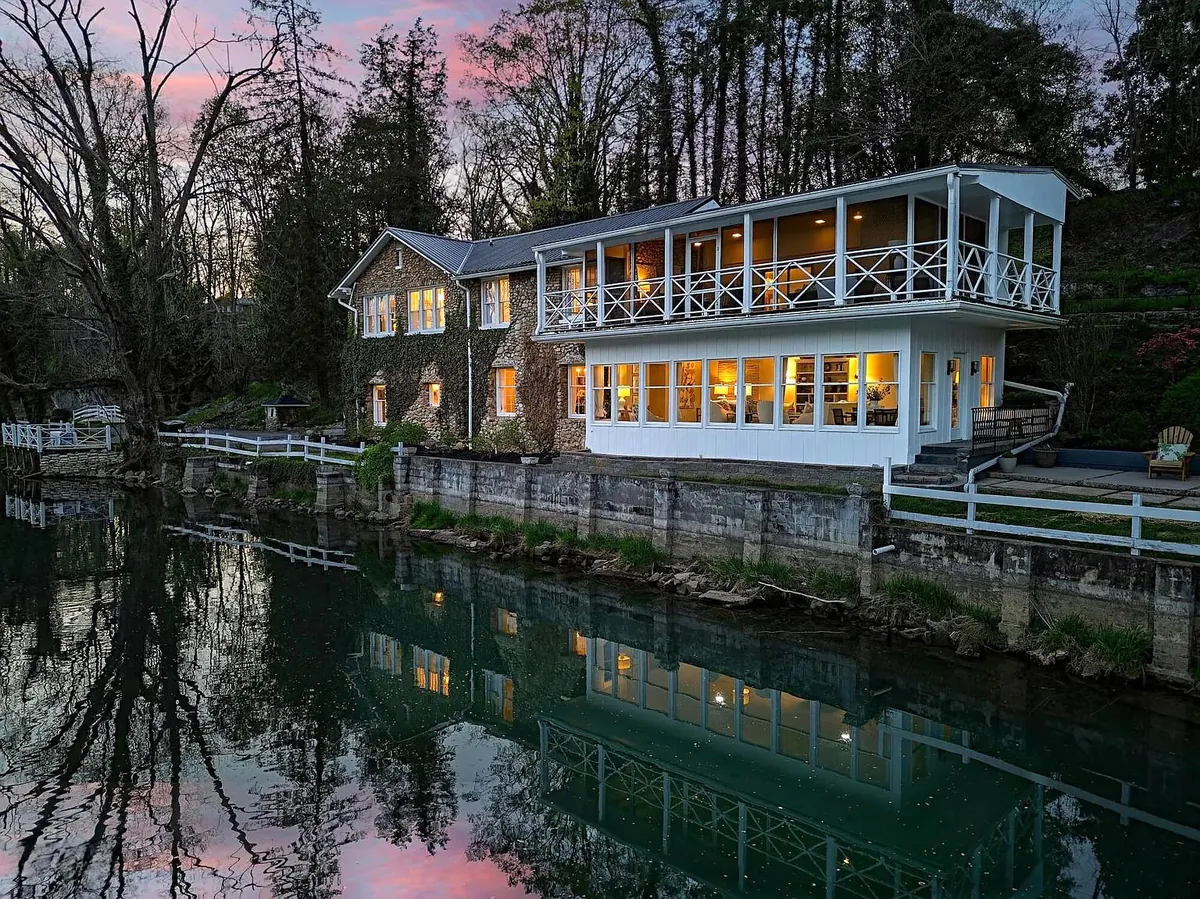House by the Lake (Bristol, Tennessee, US).