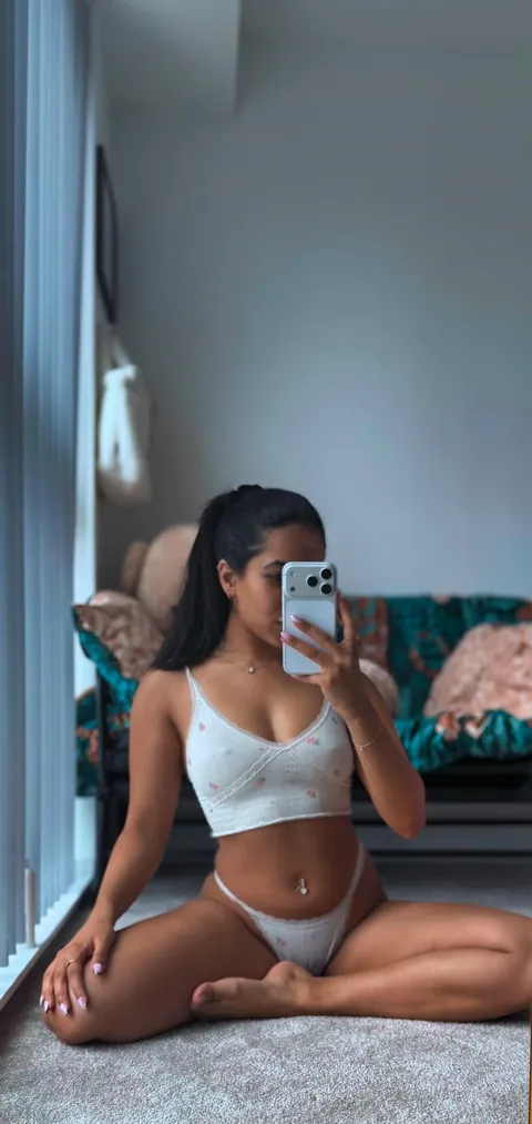 Come Netflix and Chill with me 🤍 [F]