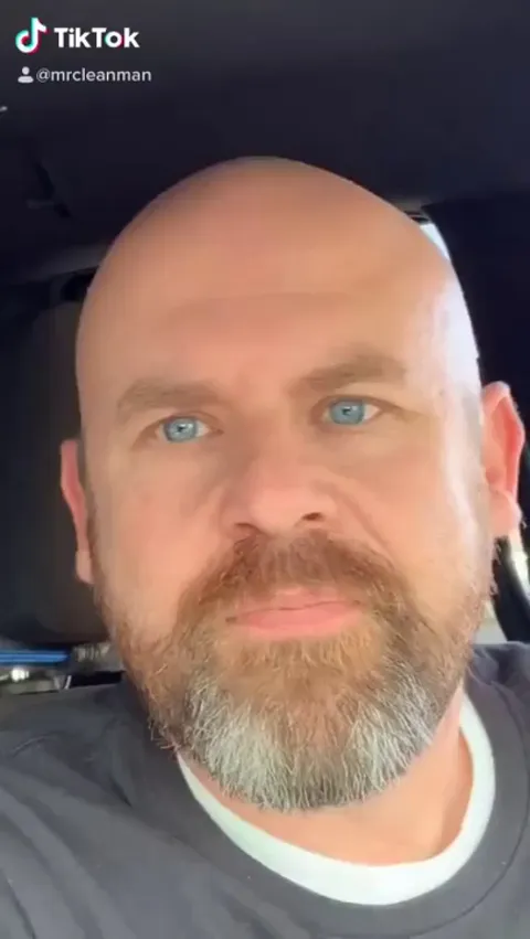 Dad murders the daughter in the back of the car