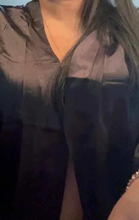 Tu aimes quand je caresses ma poitrine pour toi?