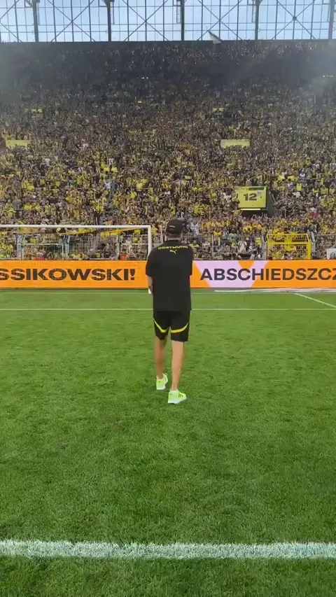 Jurgen Klopp with the Dortmund fans after he coached in today’s farewell game