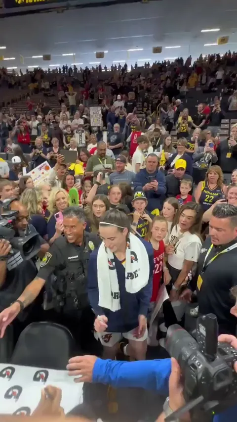 Brazil's players asked for Caitlin Clark's autograph after their game.Crazy stuff happening