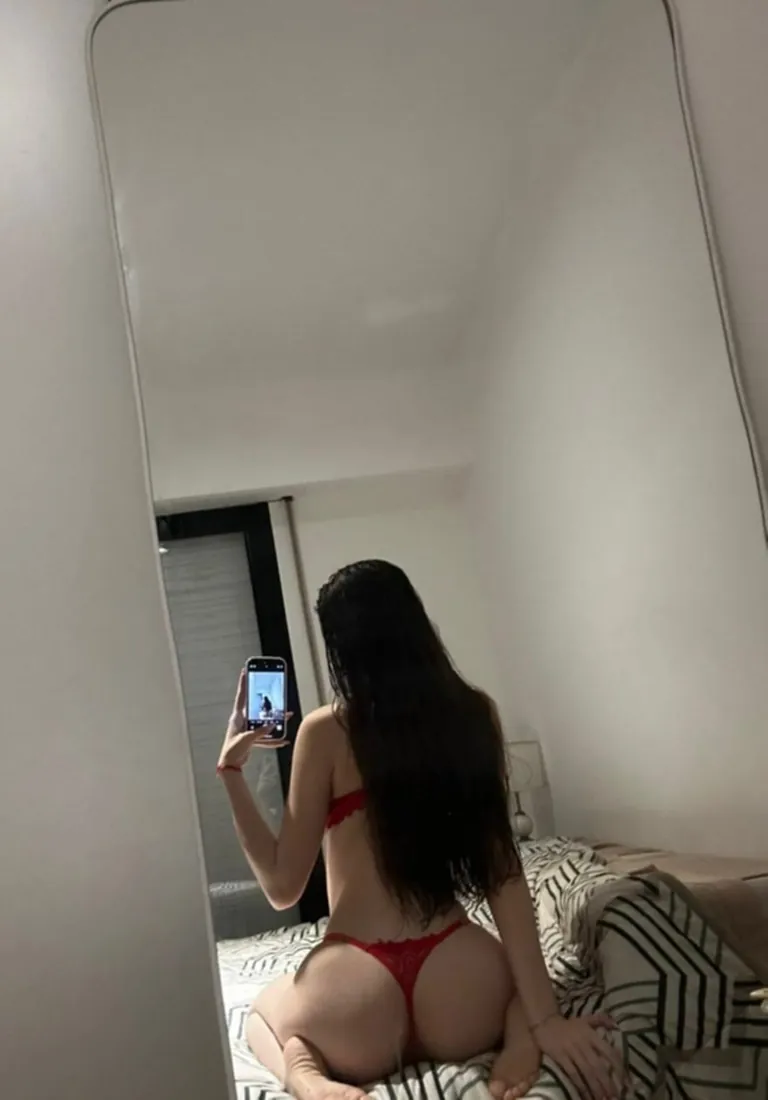 booty mirror selfies hit different