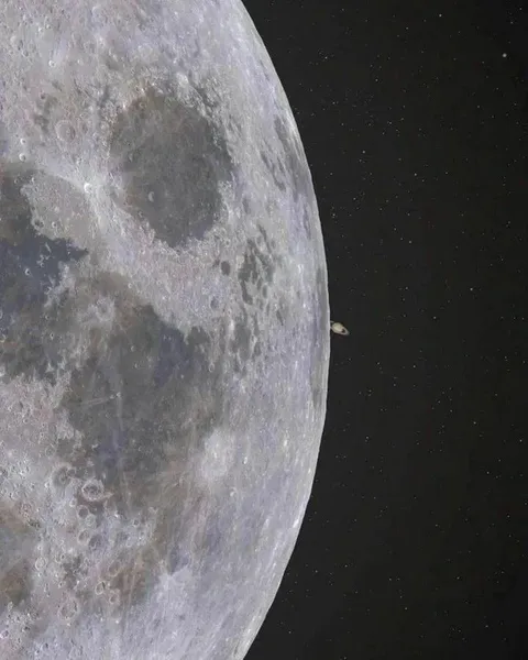 Saturn rising from behind the Moon 🪐🥰