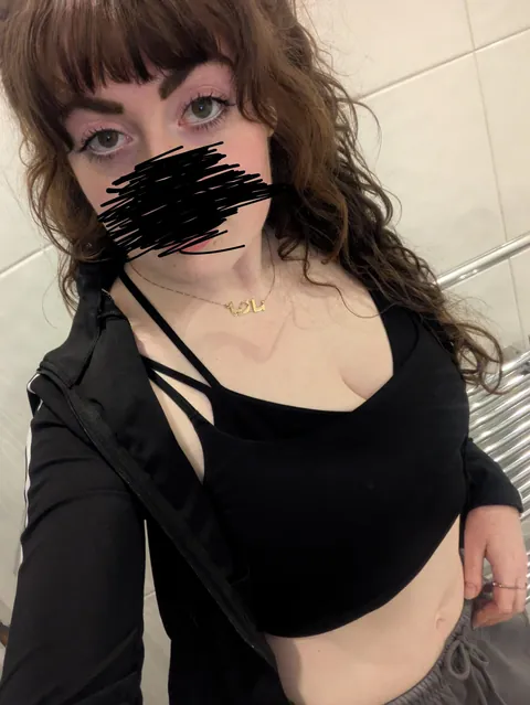 [F] Getting a little high before bed🫠 Anyone wanna join? 🤭