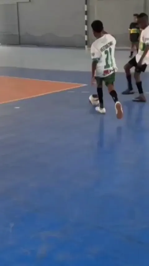 Two teammates pass 5 opponents for the goal.