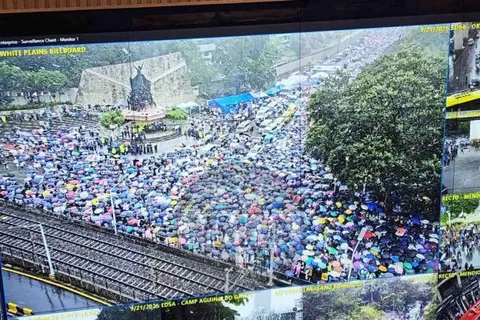 Protesters clog EDSA White Plains. Northbound route no longer passable.