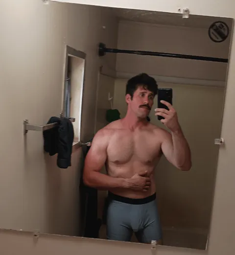 This hung firefighter just wants to breed 😁