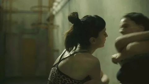 Eugenia 'China' Suárez &amp; Camila Peralta - En el barro s02e01 (2026)