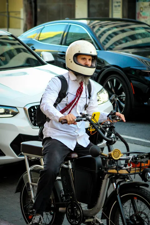 tried to capture the mood outside Kamala Harris’ book tour stop in Los Angeles on Monday [OC]