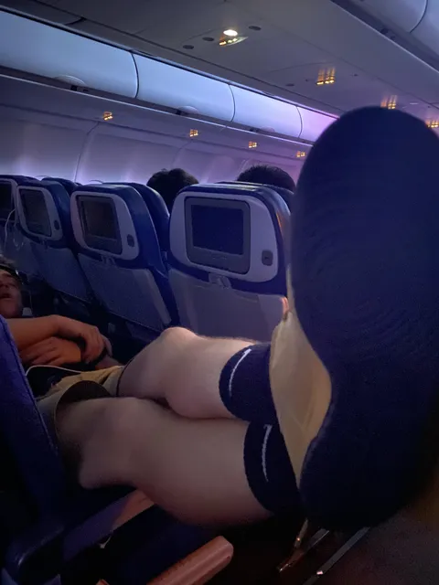 Idk if there’s official ‘airplane etiquette’, but this def ain’t it