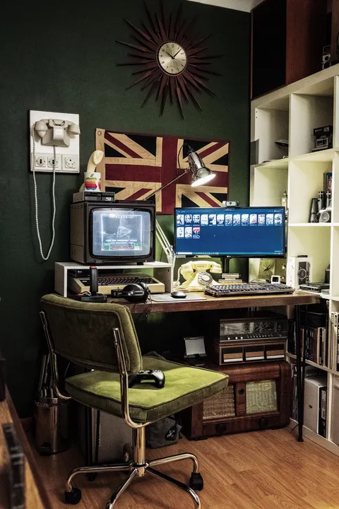 Gave my PC custom case (in the shape of a 1930s German Radio) a bit of clean out from dust and also fixed the annoying cable mess behind it