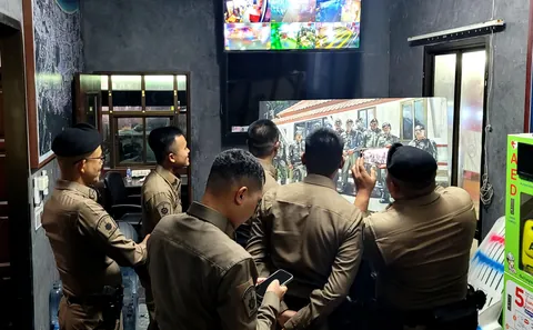 American Artist Paints Portrait of Patong Police