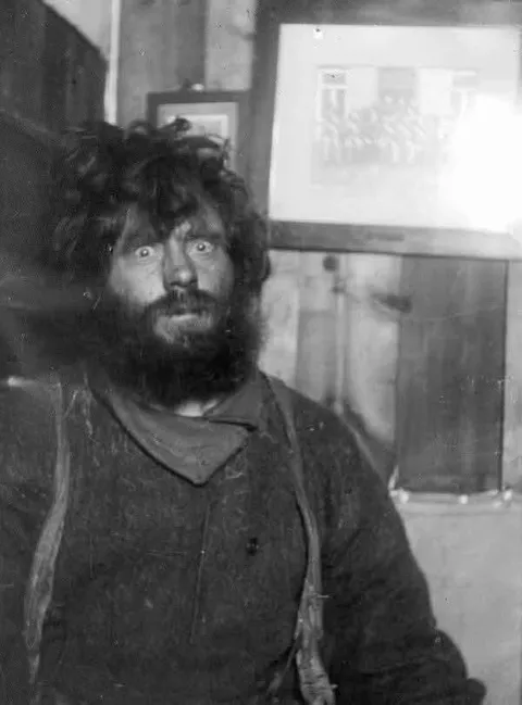 Ejnar Mikkelsen, a Danish explorer, was photographed in 1912 after surviving two and a half years stranded in Greenland with fellow explorer Iver Iversen. They endured extreme isolation, hunger, and hallucinations while awaiting rescue.