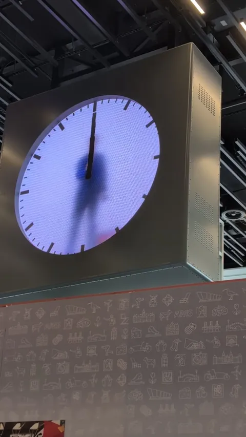 The Schipol Clock, Amsterdam, video loop for telling time.
