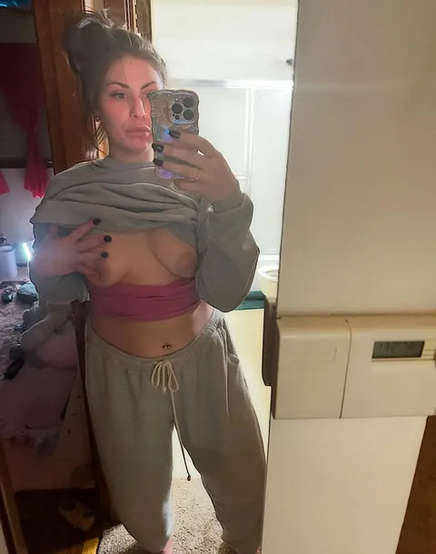 Any real men out there still find an all natural mom hot? 🫣 f25