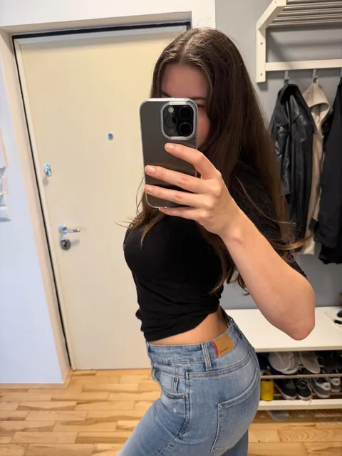 (f) Yes, I do wear clothes sometimes… but not for long 😋 swipe and see